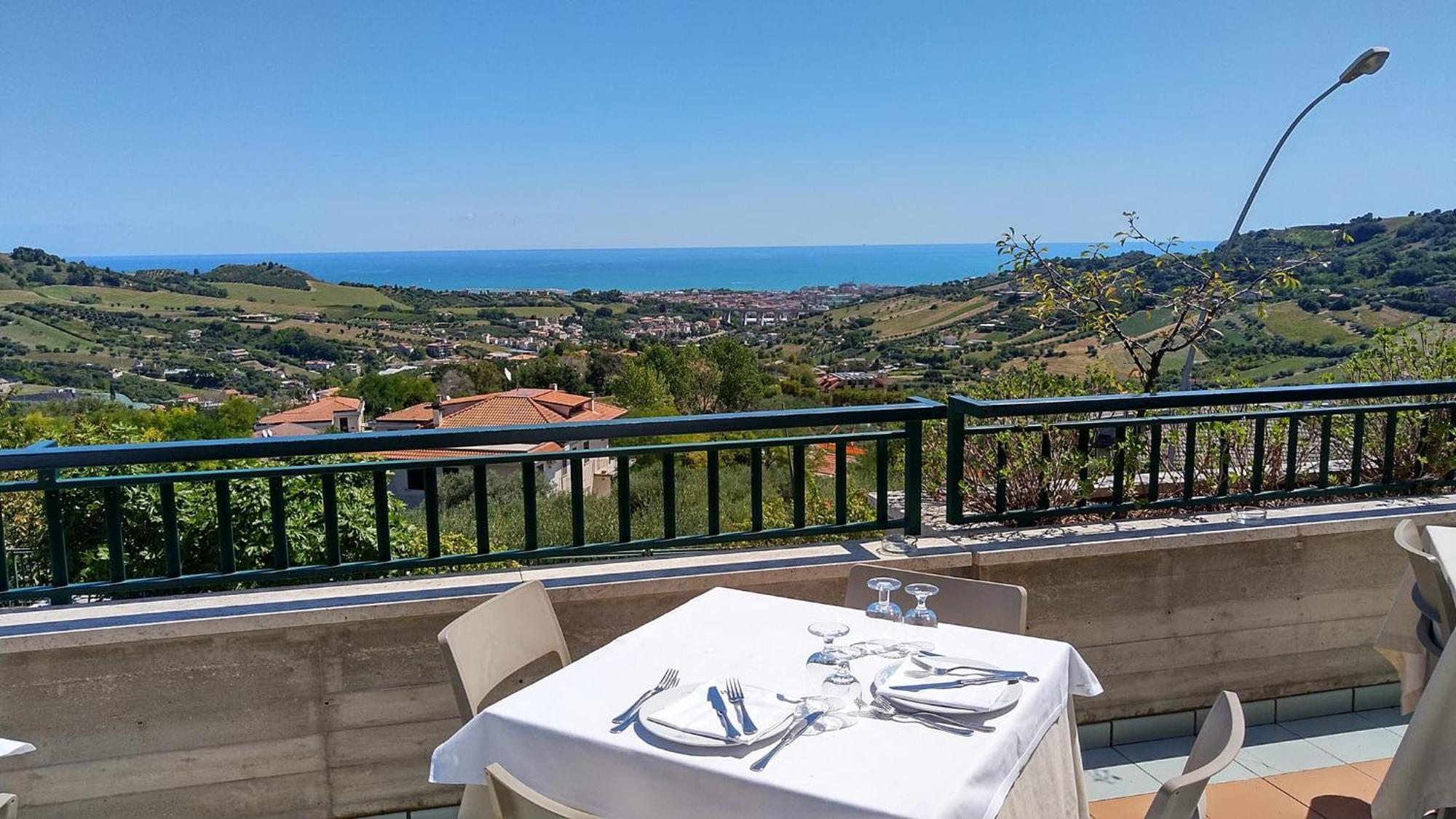 Hotel Ristorante Il Grillo Acquaviva Picena Exterior photo